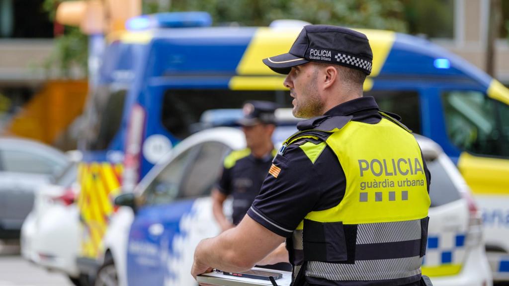 Un agent de la Unitat Central d'Atestats de Trànsit de la Guàrdia Urbana de Barcelona