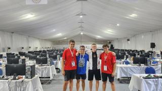 Alejandro, el primer barcelonés en conseguir el oro en la Olimpiada Informática Internacional, junto a los otros ganadores