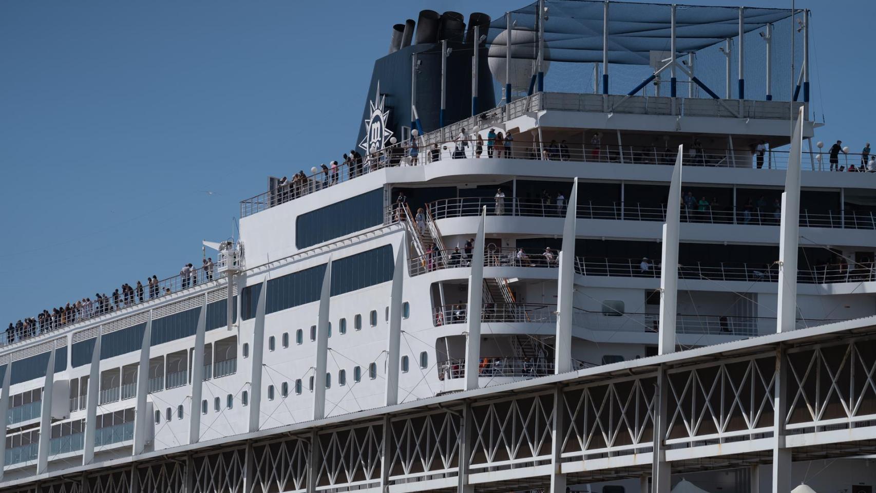 El buque MSC Armonía atracado en el Puerto de Barcelona