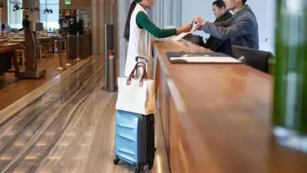 Imatge d'arxiu de maletes a la recepció d'un hotel