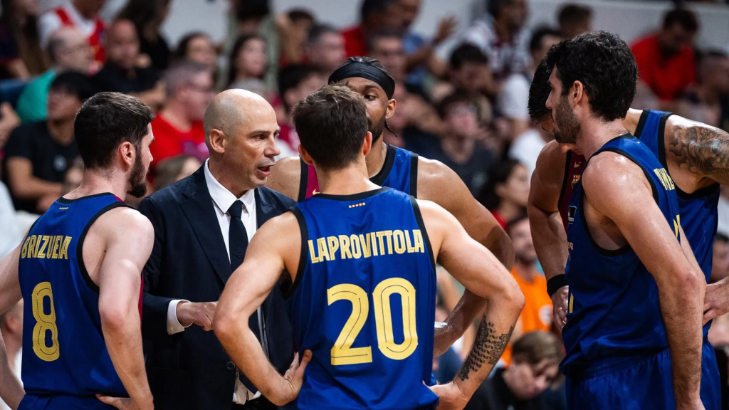 Joan Peñarroya da indicaciones en el Real Madrid-Barça de basket de Supercopa