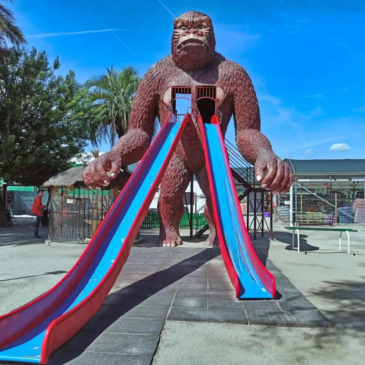 Un tobogán con la forma de King Kong catalán