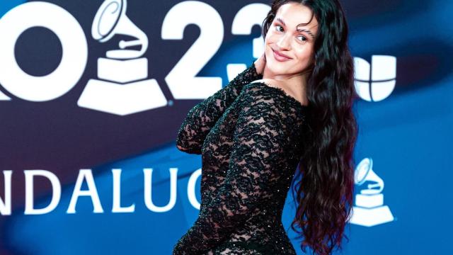 La cantante Rosalía posa durante el photocall previo a la gala de entrega de los Latin Grammy 2023
