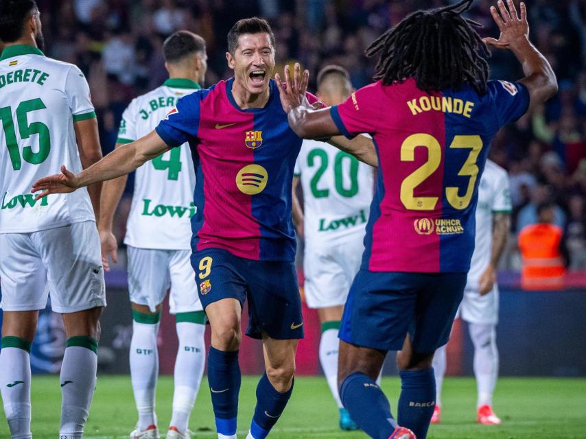 Lewandowski y Koundé celebran el gol del polaco ante el Getafe