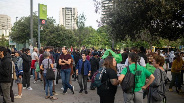 Un centenar de manifestantes se congregan en la plaza Europa de L'Hospitalet de Llobregat contra el congreso The District, a 25 de septiembre de 2024