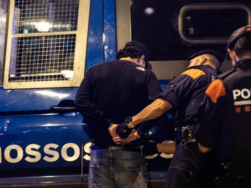 Els Mossos d'Esquadra amb un detingut en una imatge d'arxiu