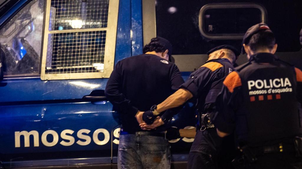 Los Mossos d'Esquadra con un detenido, en una imagen de archivo