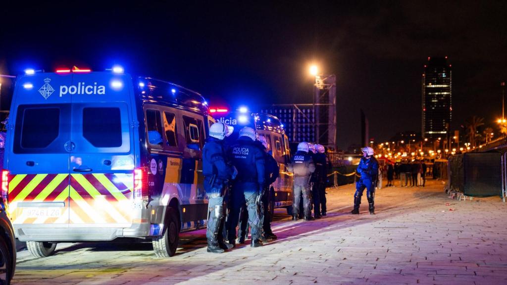 Varios agentes de la Guardia Urbana