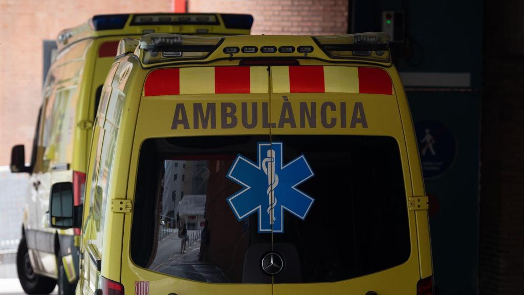 Dos ambulancias estacionadas en un hospital de Barcelona