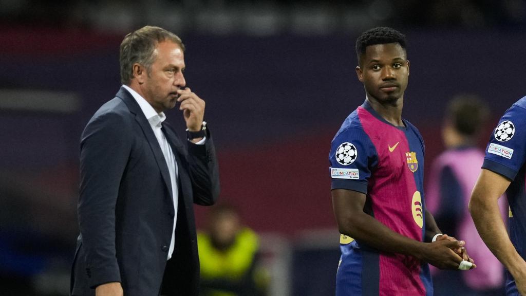 Hansi Flick y Ansu Fati durante el Barça-Young Boys de Champions