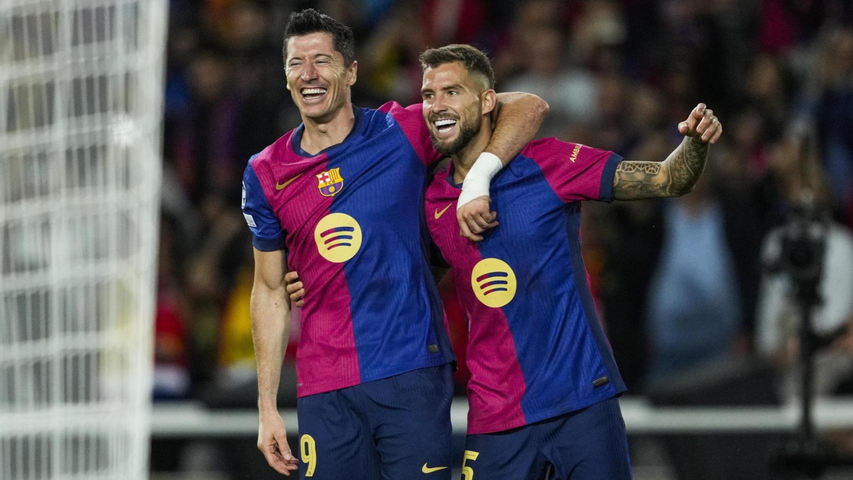 Iñigo Martínez celebra su gol con Lewandowski