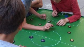Niños jugando a fútbol botones en el colegio Reina Violant de Barcelona