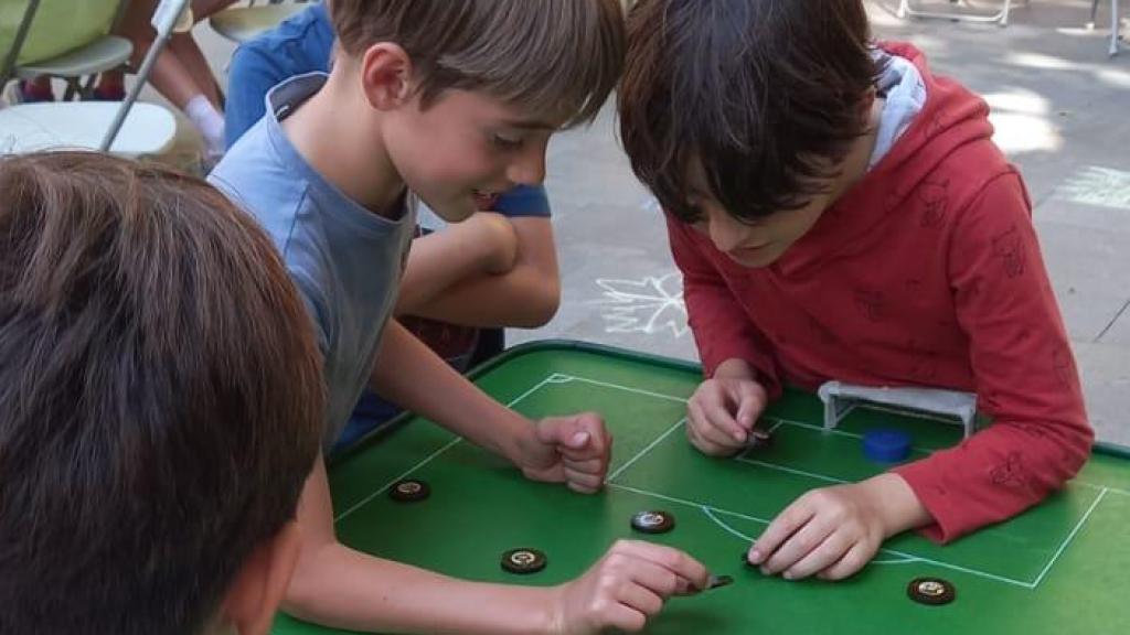 Niños jugando a fútbol botones en el colegio Reina Violant de Barcelona