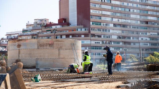 Nueva promoción de viviendas en Esplugues con los bloques de Sant Ildefons de fondo