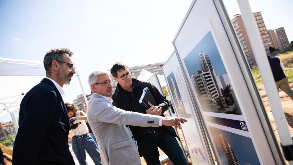 Eduard Sanz, alcalde d'Esplugues, després de la signatura d'una nova promoció a l'ARE Montesa