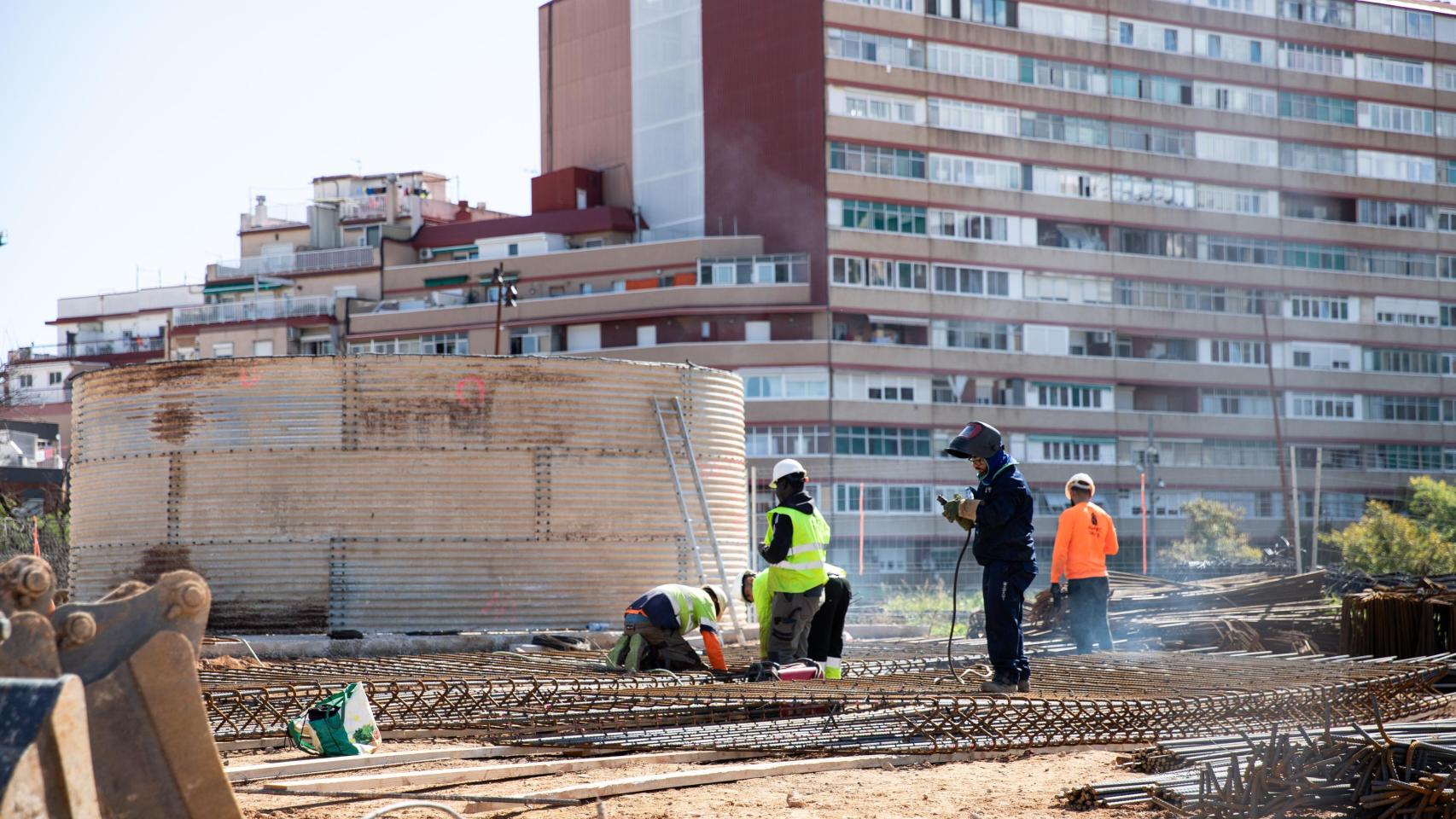 Nueva promoción de viviendas en Esplugues con los bloques de Sant Ildefons de fondo