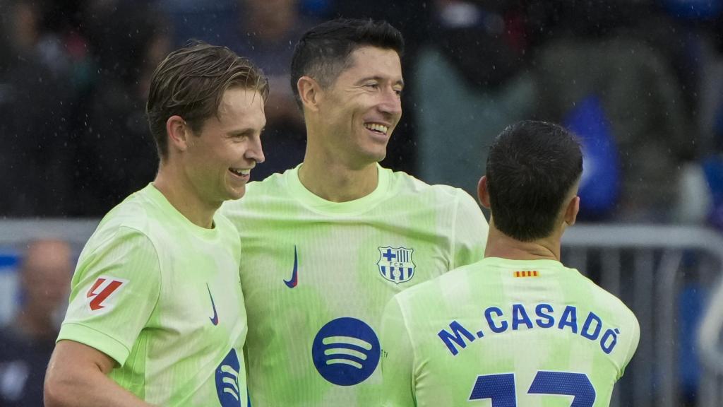 Robert Lewandowski celebra la victoria contra el Alavés con Marc Casadó y Frenkie de Jong