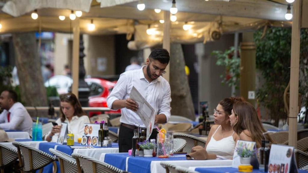 Cambrer en una terrassa a Barcelona