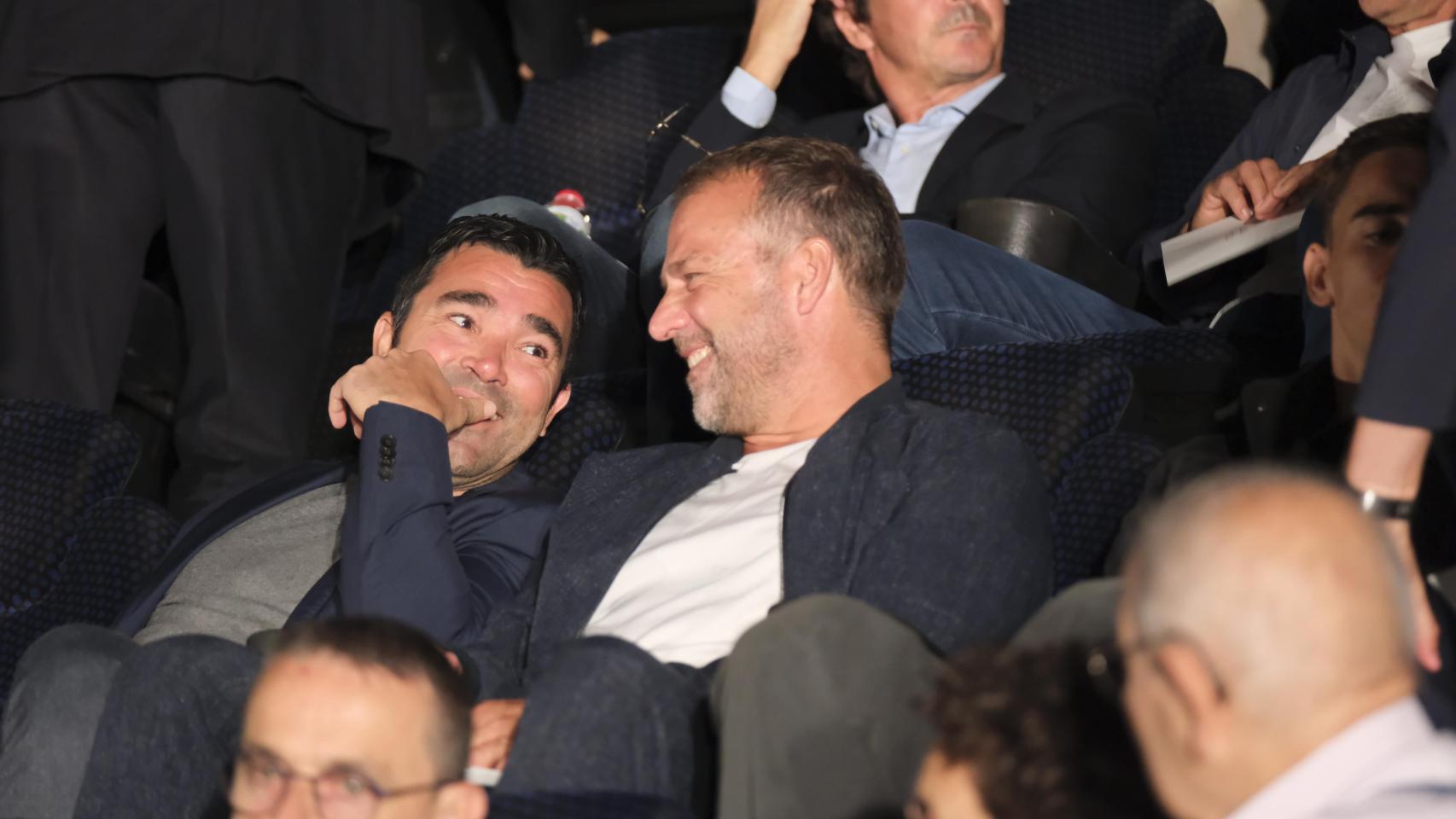 Deco y Hansi Flick, durante el acto de Andrés Iniesta