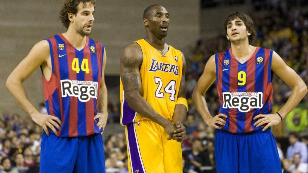 Roger Grimau y Rocky Rubio junto a Kobe Bryant