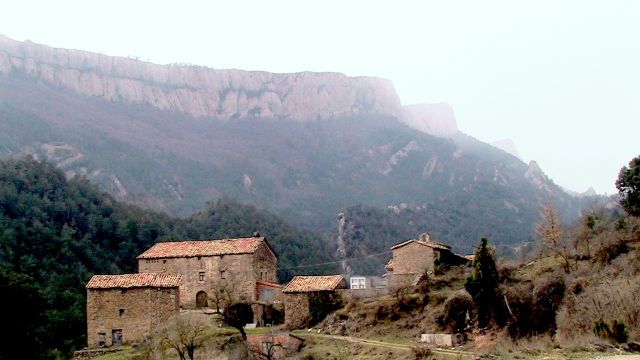 Una casa en medio de la montaña en Montmajor