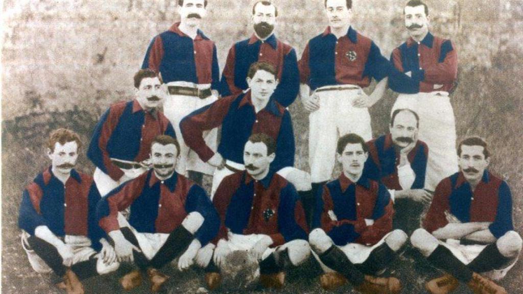 Una de las primeras equipaciones de la historia del Barça, con el pantalón blanco