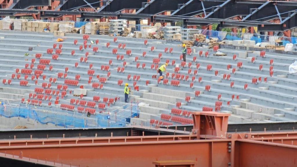 Los operarios de Limak colocan las butacas del nuevo Camp Nou