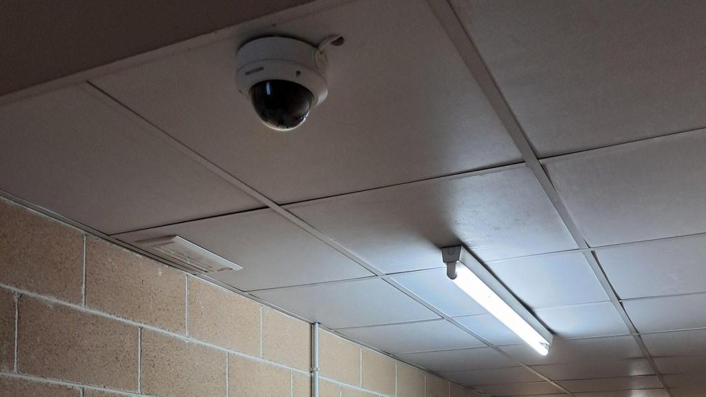 Imagen de la cámara en el pasillo de la comisaría de Terrassa