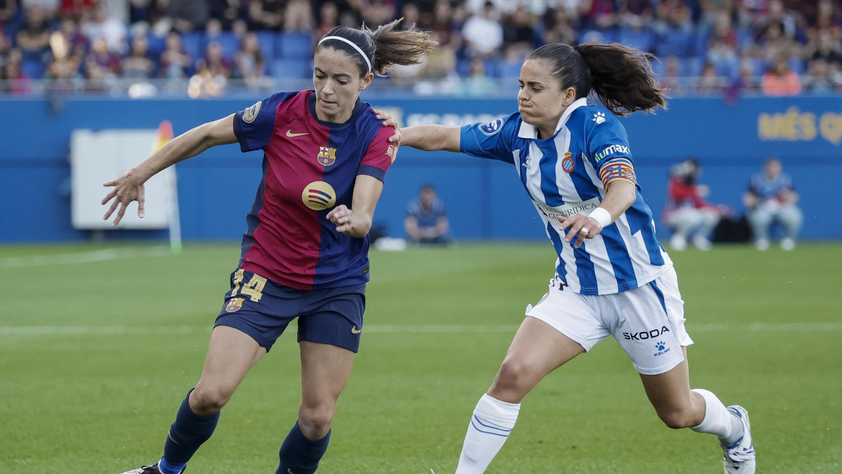 Aitana Bonmatí, perseguida por Carol, capitana del Espanyol, en el derbi catalán