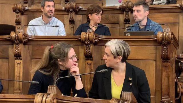 Las ediles de los comunes Janet Sanz y Ada Colau durante un pleno municipal