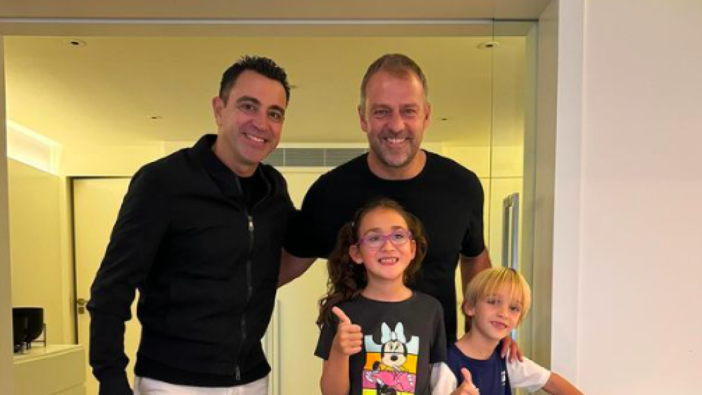 Xavi y sus hijos posan con Hansi Flick