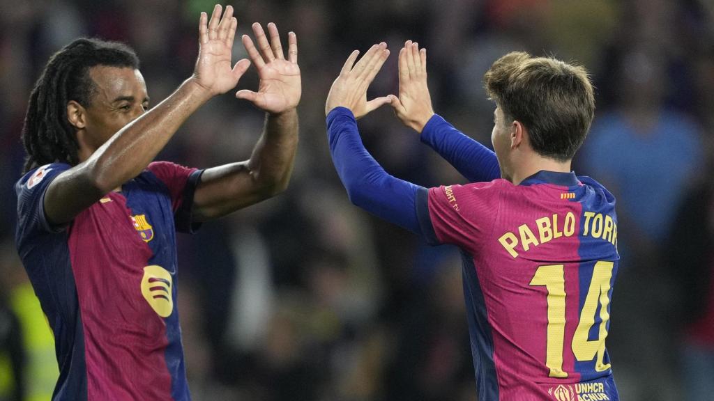 Pablo Torre celebra uno de sus dos goles con Koundé