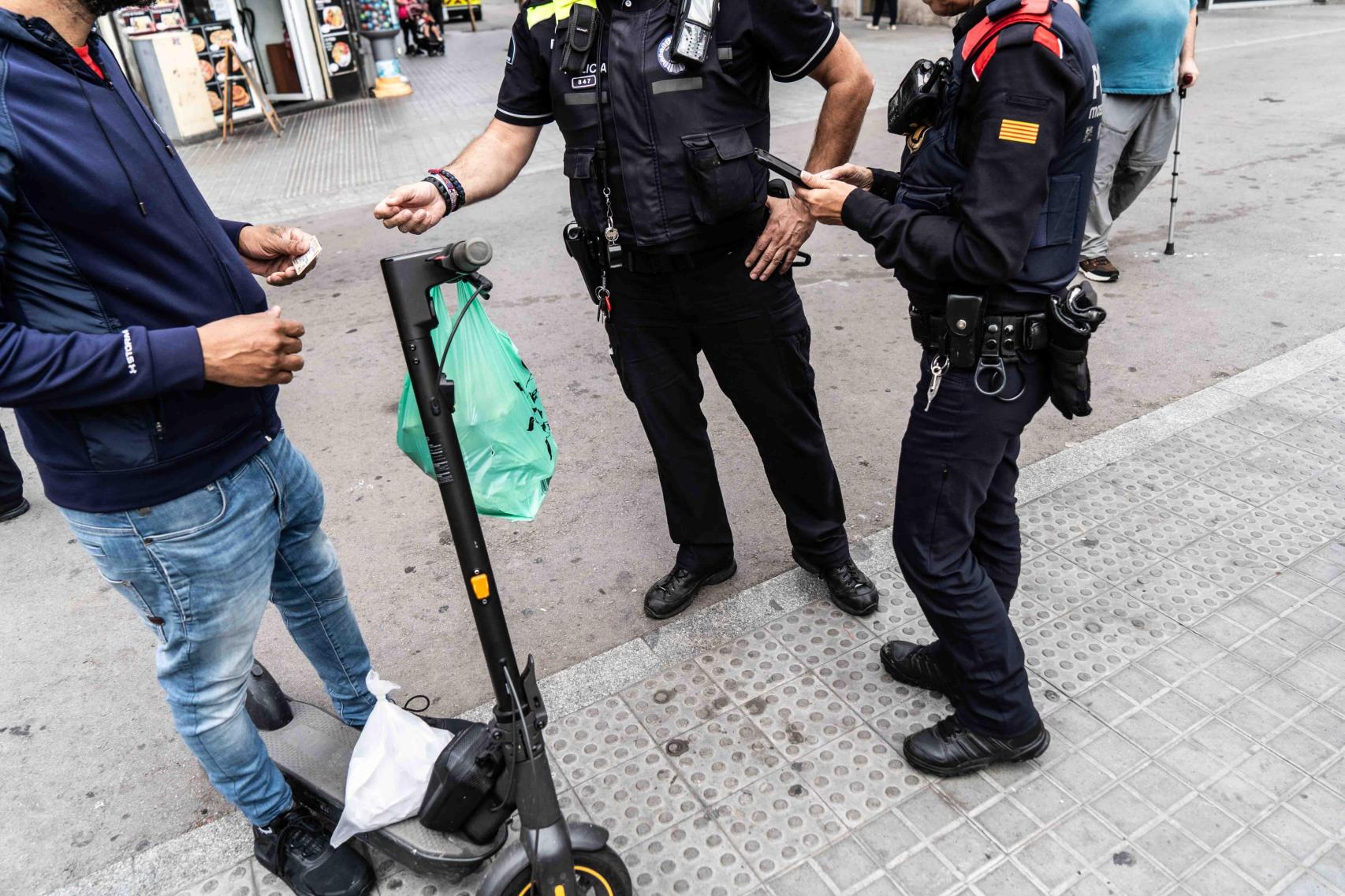 Control policial de patinetes en L’Hospitalet de Llobregat