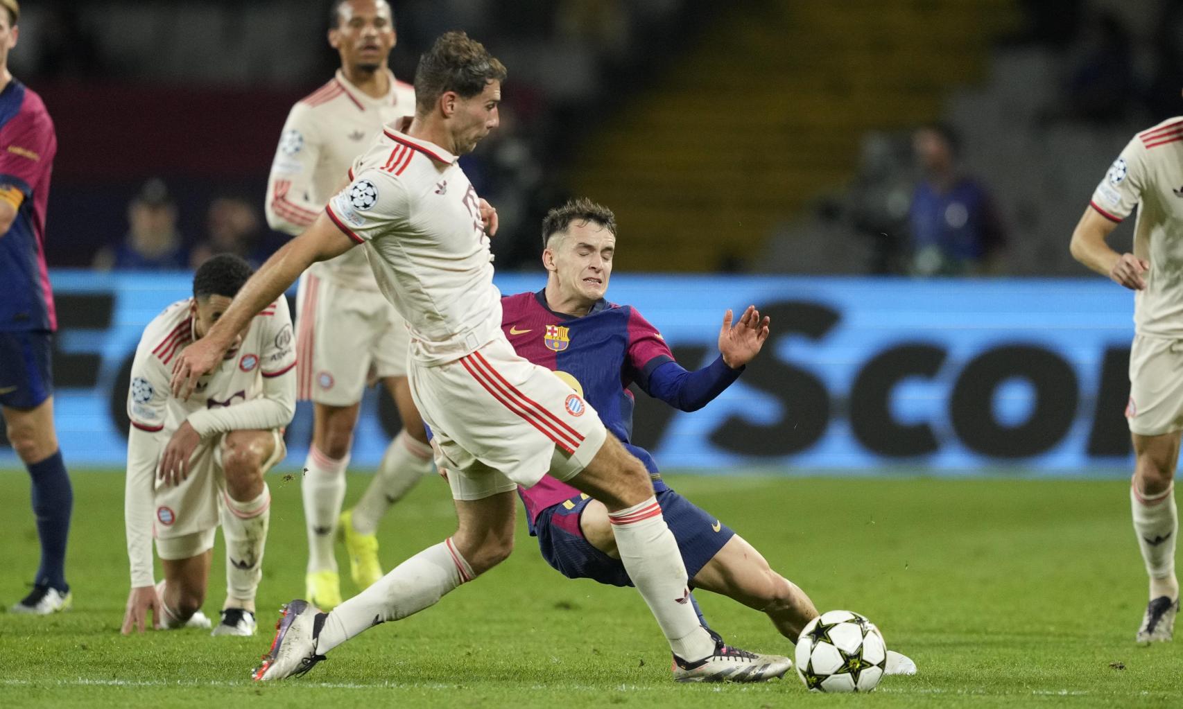 Marc Casado disputa un balón en el Barça-Bayern