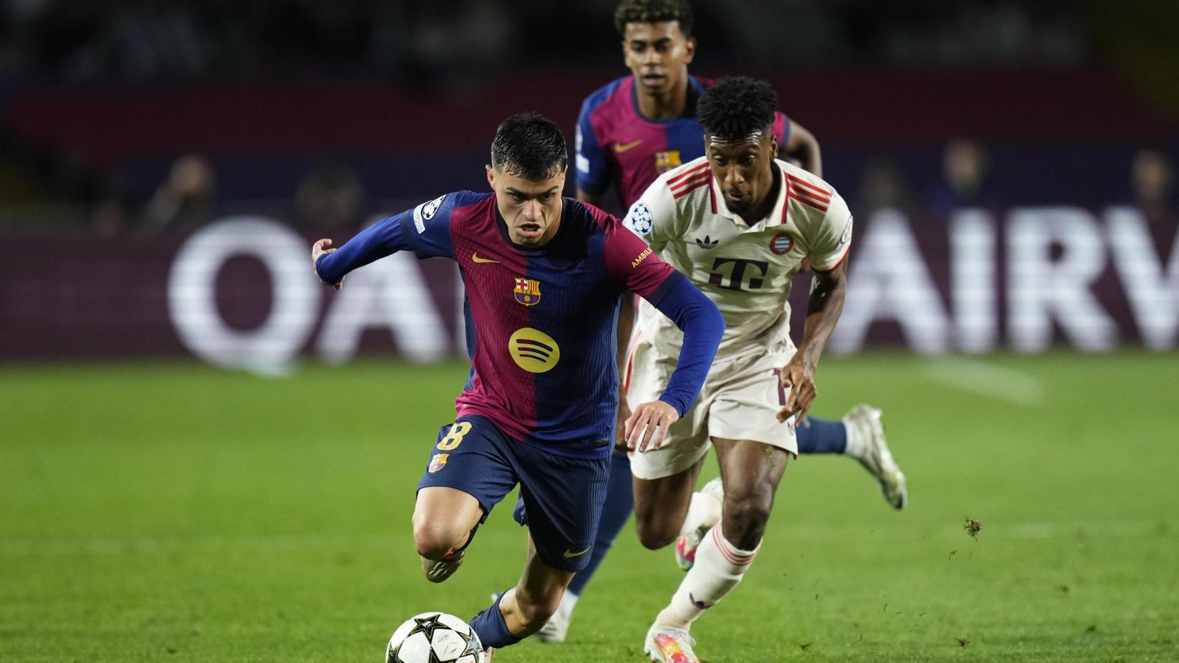 Pedri retiene el balón en el Barça-Bayern