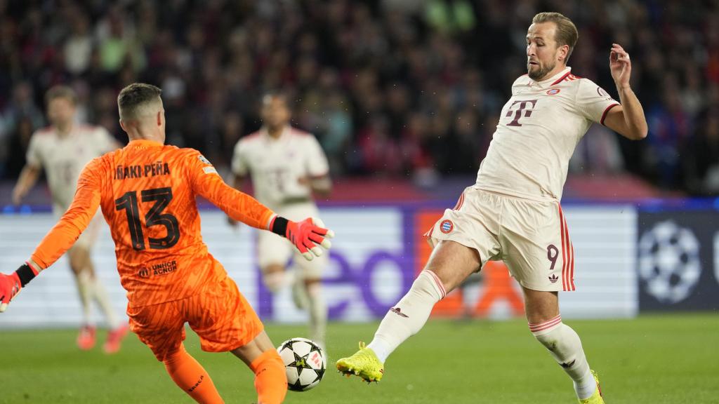 Iñaki Peña sale para salvar un mano a mano con Harry Kane