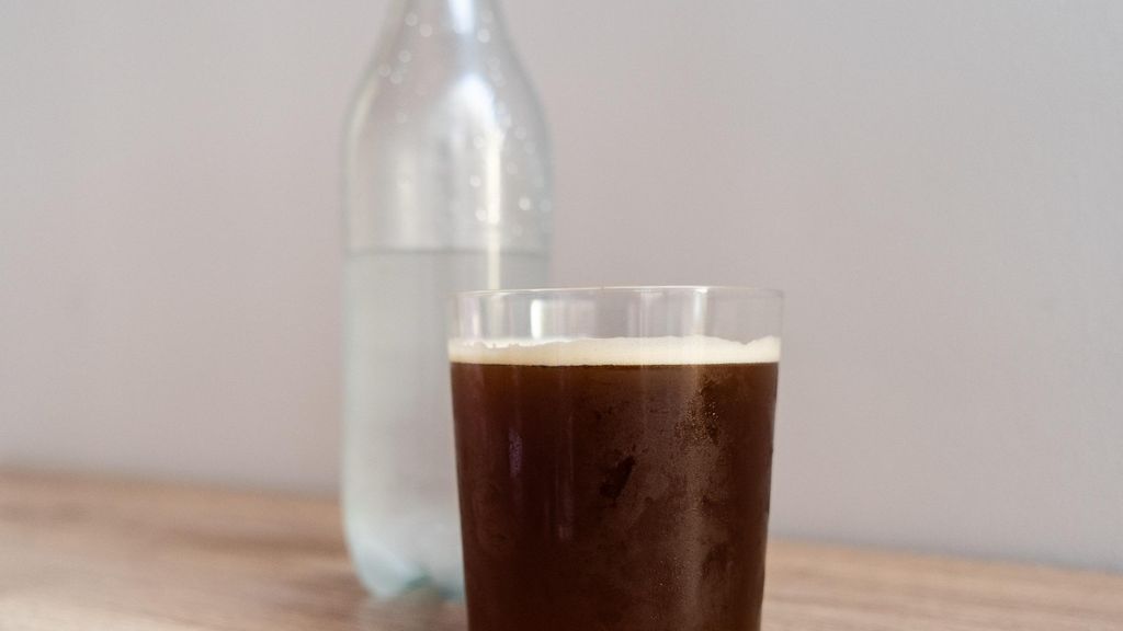 Café con gaseosa y hielo, apodado como 'suau'