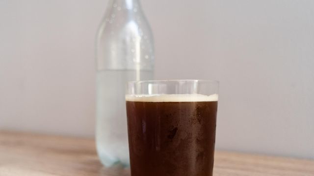 Café con gaseosa y hielo, apodado como 'suau'
