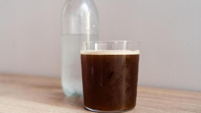 Café con gaseosa y hielo, apodado como 'suau'