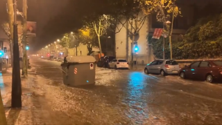 Las lluvias torrenciales arrastran un contenedor de basura en Badalona