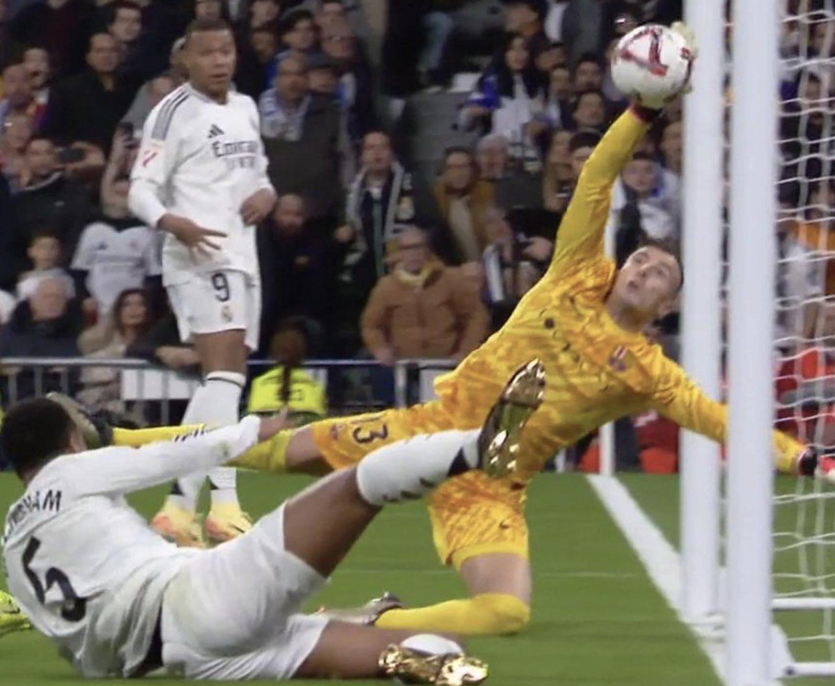Iñaki Peña salva un gol del Madrid sobre la línea