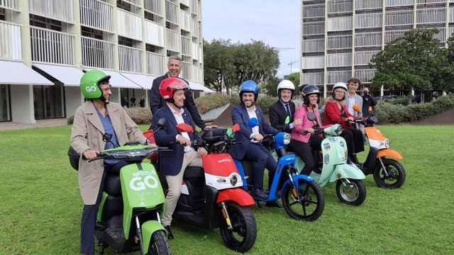 Alcaldes metropolitanos con motos del servicio de 'sharing'