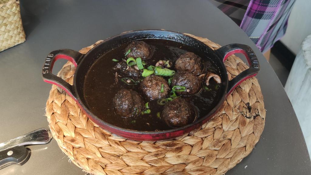 Albóndigas con calamar en tinta
