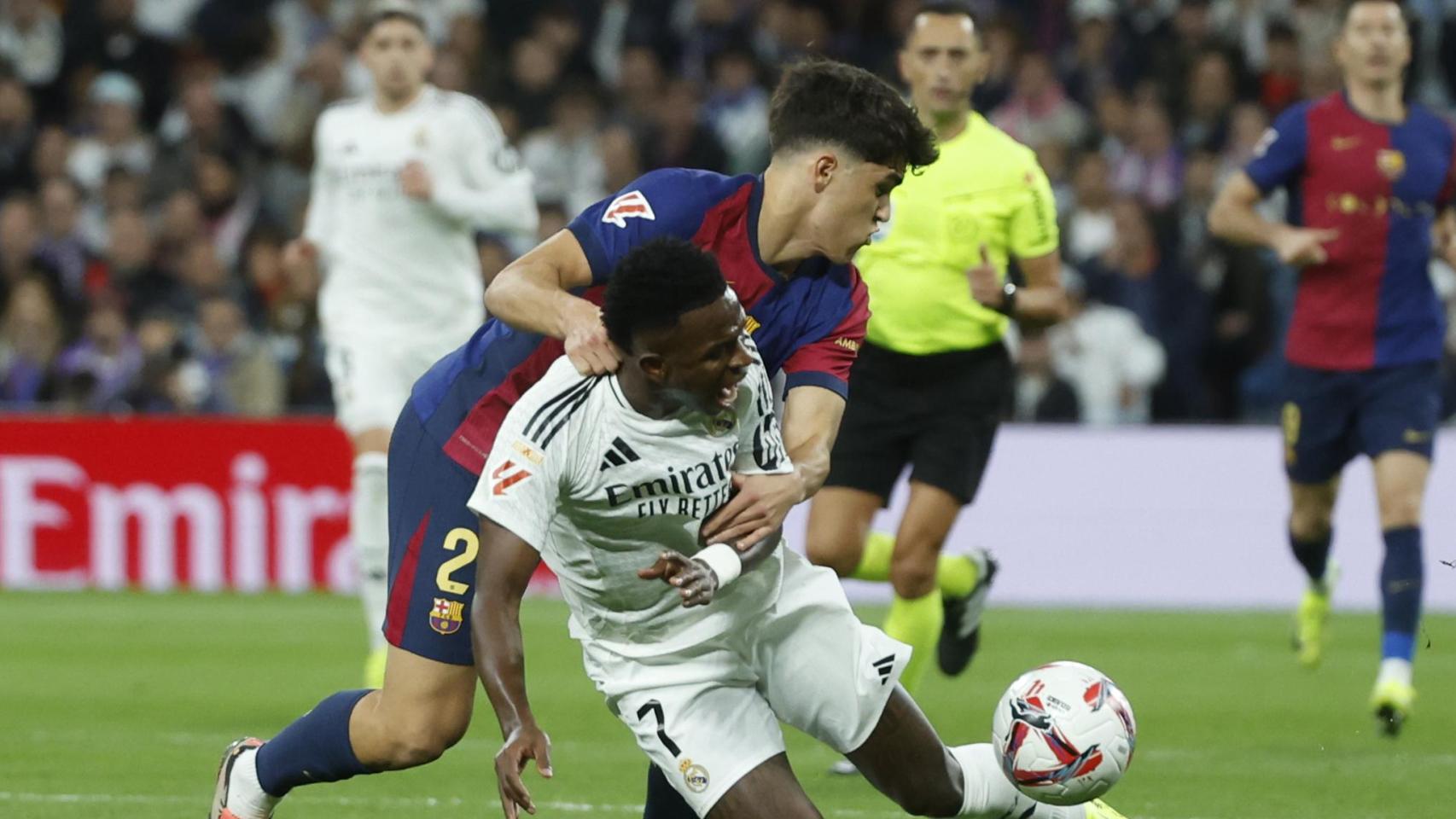 Pau Cubarsí presiona a Vinicius Jr en el clásico del Santiago Bernabéu