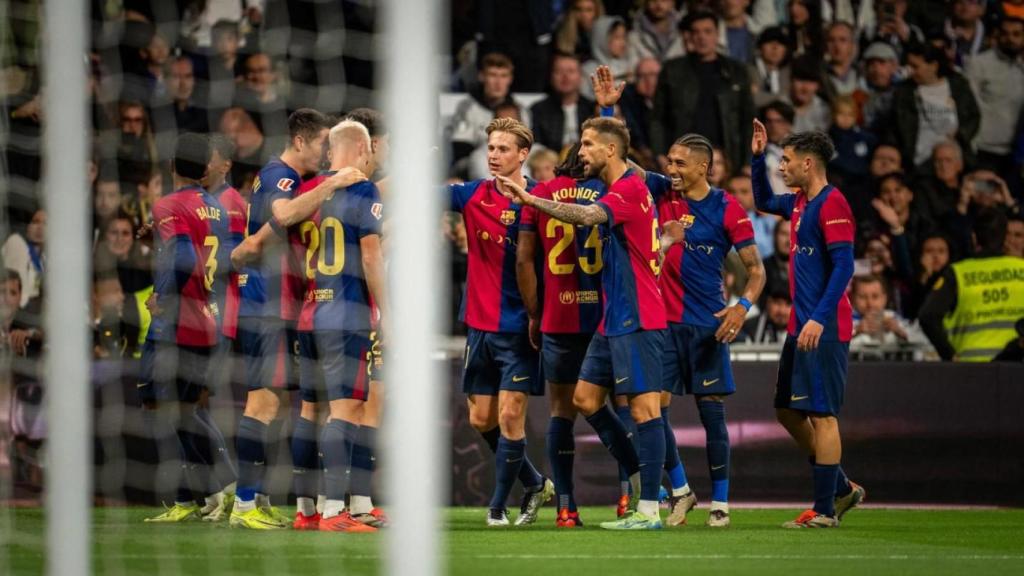 Los jugadores del Barça celebran la goleada en el clásico