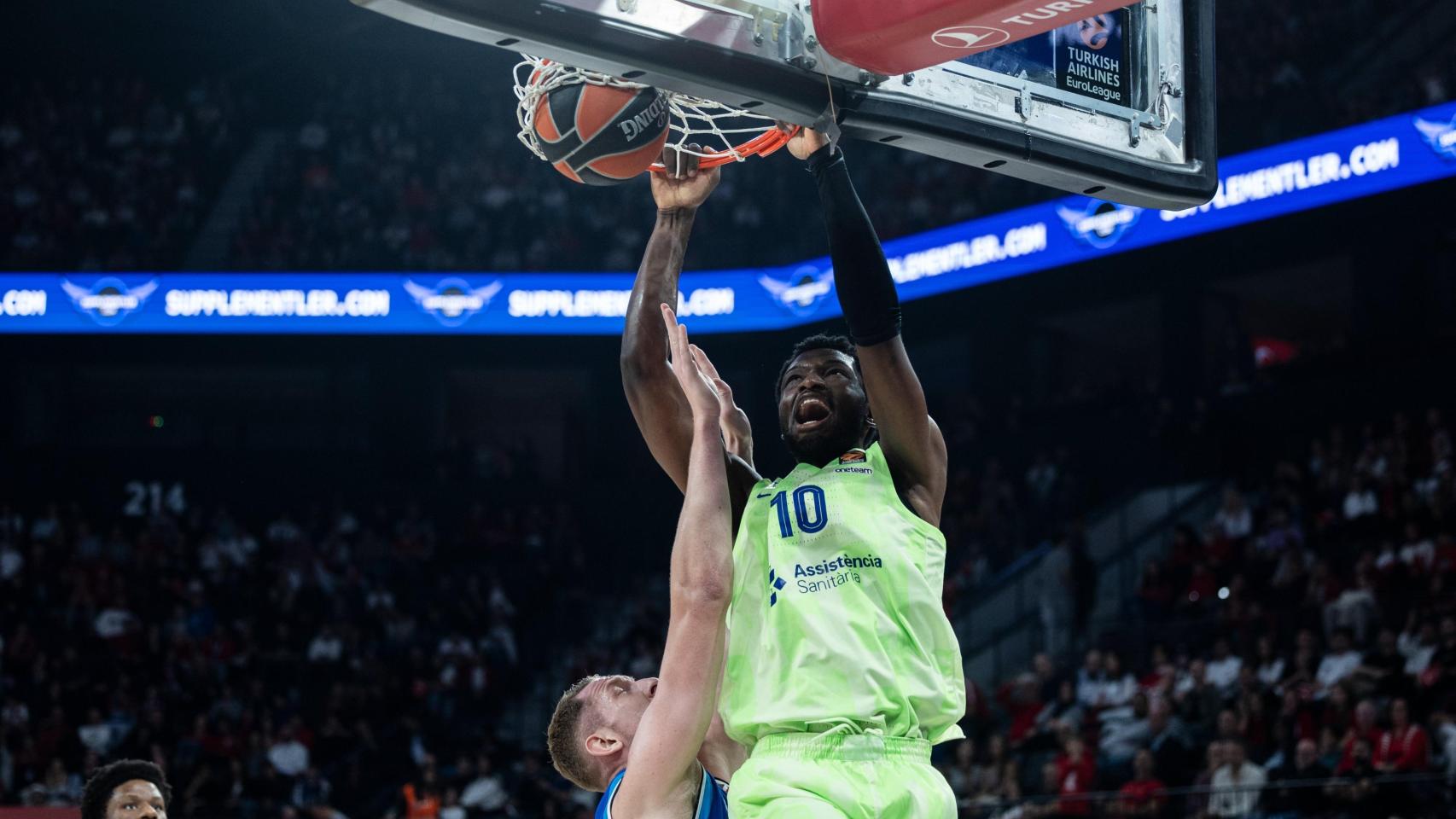 Chimezie Metu machaca el aro en la pista del Efes