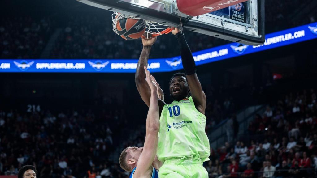 Chimezie Metu machaca el aro en la pista del Efes