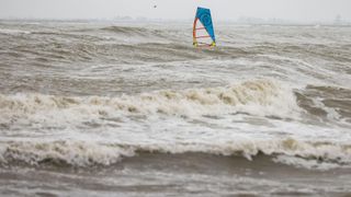 La playa de Barcelona este miércoles, 30 de octubre, durante el temporal
