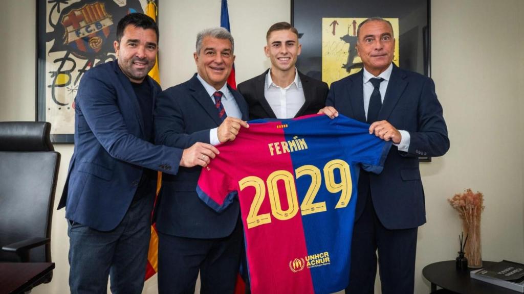 Fermín López formalitza la seva renovació amb Deco, Joan Laporta i Rafa Yuste