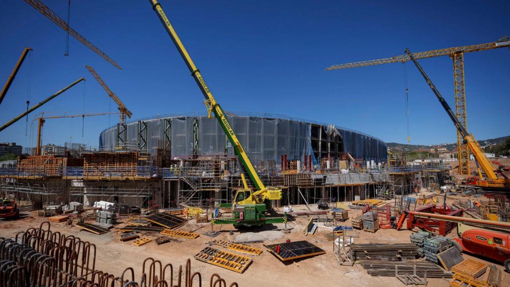 Las grúas de las obras del Camp Nou colocando los pilares de la tercera gradería